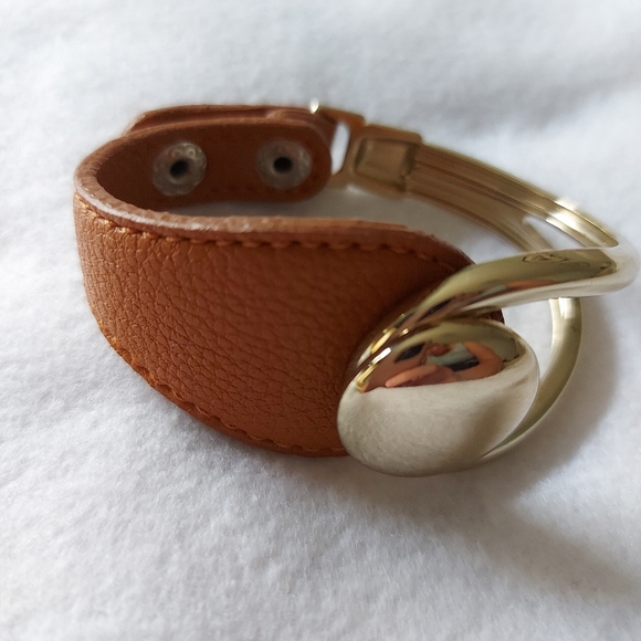 Yik Fung genuine leather clasp bracelet with gold accent - Picture 3 of 7